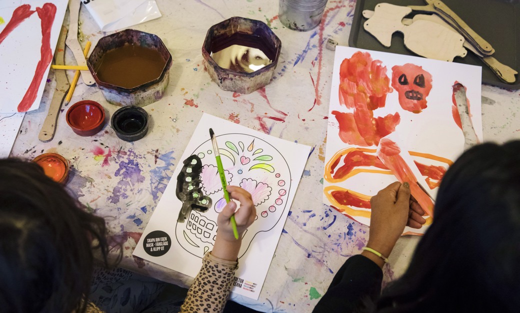 Pyssel i Etnografiska museets verkstad